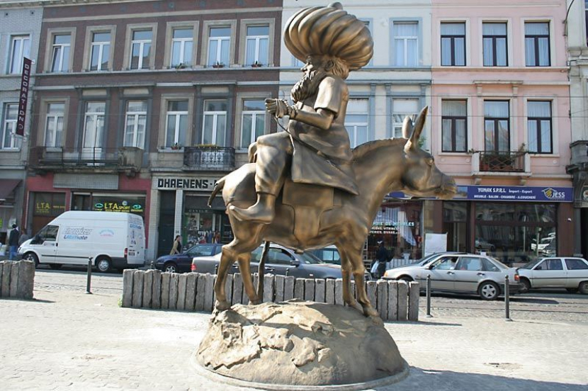 Patung Nasrudin Hoja memakai tarbus dan menunggang keledai cengan cara terbalik di Anatolia, Turki.