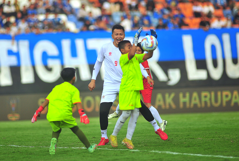 Satu dari lima kiper tim siswa SSB menangkap bola pada laga funsoccer jelang pembukaan Turnamen Piala Presiden 2024 di Stadion Si Jalak Harupat, Kabupaten Bandung, Jumat (19/7/2024). (FOTO: YOGI ARDHI/REPUBLIKA NETWORK) Nikon D3, Nikkor 300/2.8 ED MF.