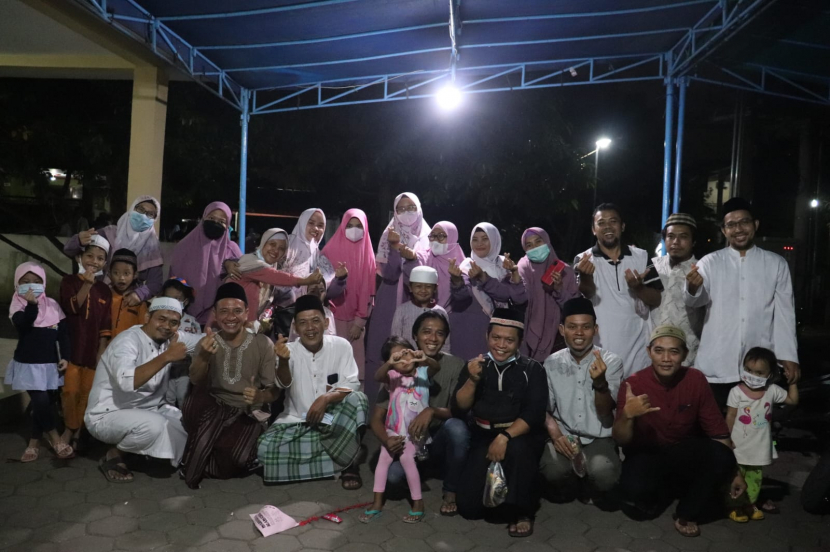 Sebagian warga berfoto bersama sesuai acara Tarhib Ramadhan (Dok. Humas BKM Nururrahman)