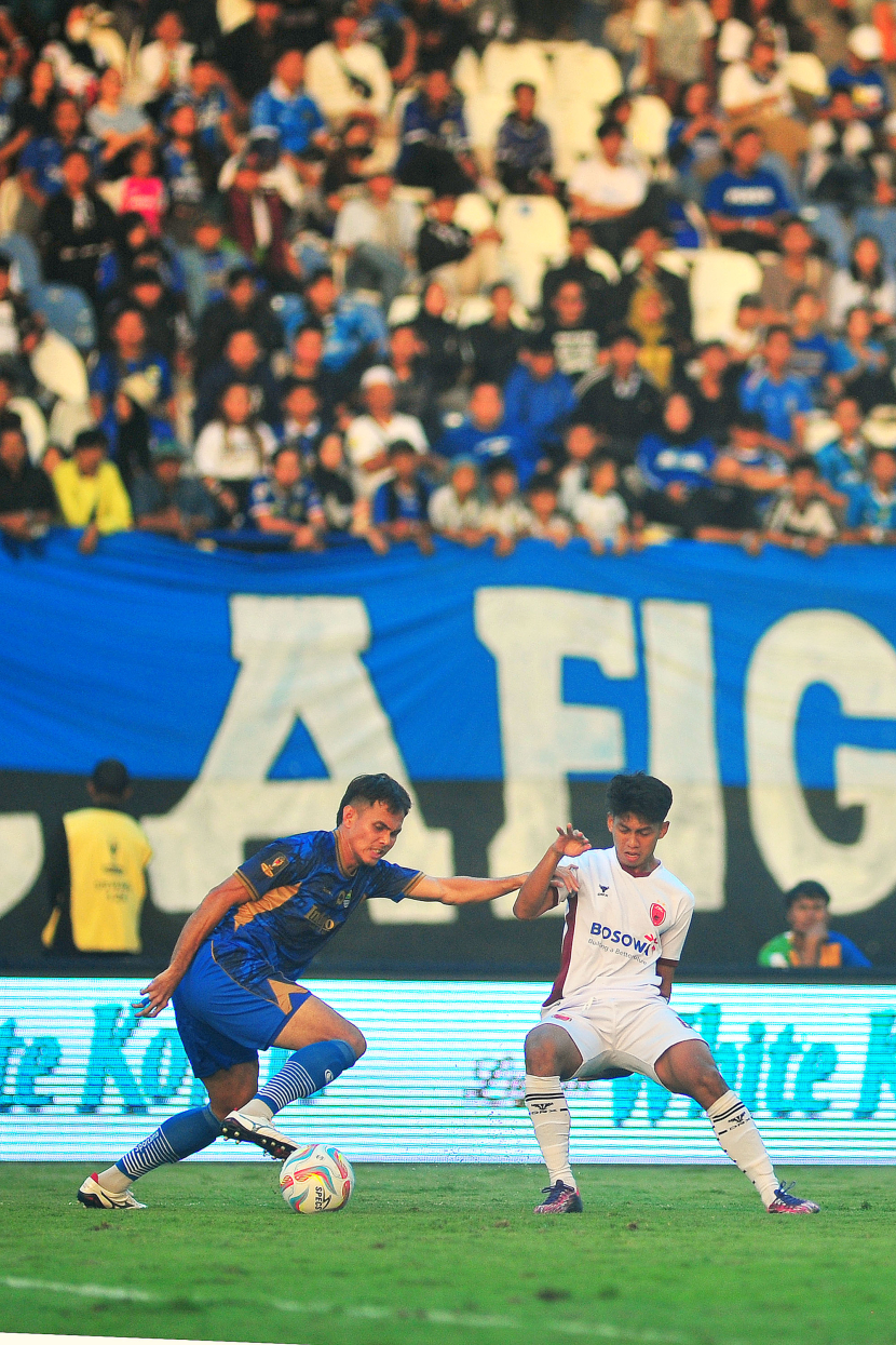 Bek Persib Bandung Rachmat Irianto diadang gelandang PSM pada laga pembuka Grup A Turnamen Pra Musim Piala Presiden 2024 antara Persib Bandung melawan PSM Makassar di Stadion Si Jalak Harupat, Bandung, Jumat (19/7/2024). 