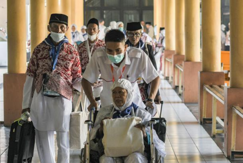 Sejumlah jamaah haji asal Kabupaten Cirebon tiba di embakasi. (Dok. Republika/Antara)