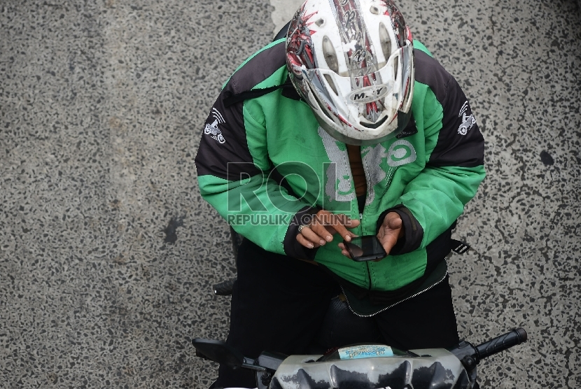 Pengemudi Ojek Online. Viral sebuah video pengakuan pengemudi ojek online mengantarkan penumpang yang ternyata sudah meninggal. Foto: Republika.