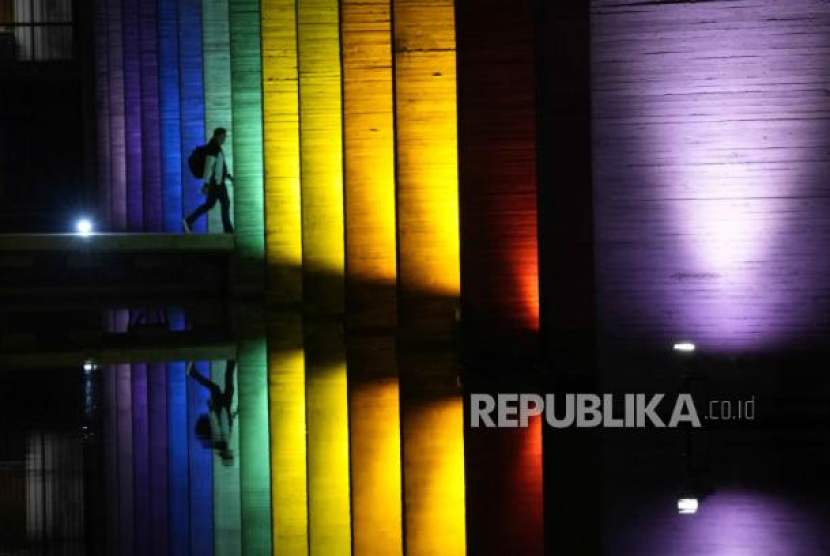 Itamaraty, markas diplomasi Brasil, menampilkan warna bendera LGBTQ terkait perayaan Pride, hari internasional LGBTQ, di Brasilia, Brasil, 27 Juni 2023.