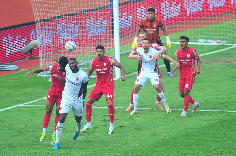 Tim PSM Makassar dan Persis Solo berebut bola di depan gawang PSM Makassar pada laga kedua matchday Piala Presiden 2024 antara Persis Solo melawan PSM Makassar di Stadion Si Jalak Harupat, Senin (22/7/2024).