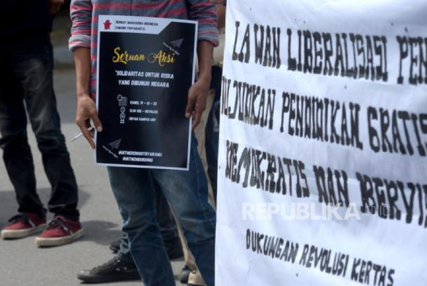 Aksi unjuk rasa dari Serikat Mahasiswa Indonesia (SMI) menuntut perbaikan sistem uang kuliah tunggal (UKT). (Dok. Republika)