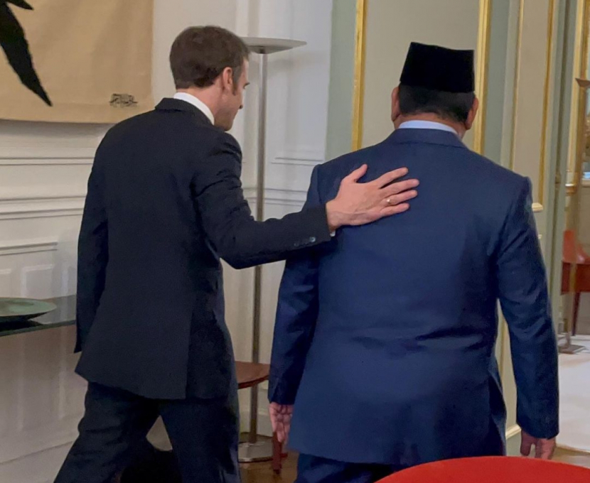 Presiden Prancis Emmanuel Macron menyambut Menhan Prabowo Subianto di di Istana Elysee, Kota Paris, Selasa (15/3/2022) pagi waktu lokal. 