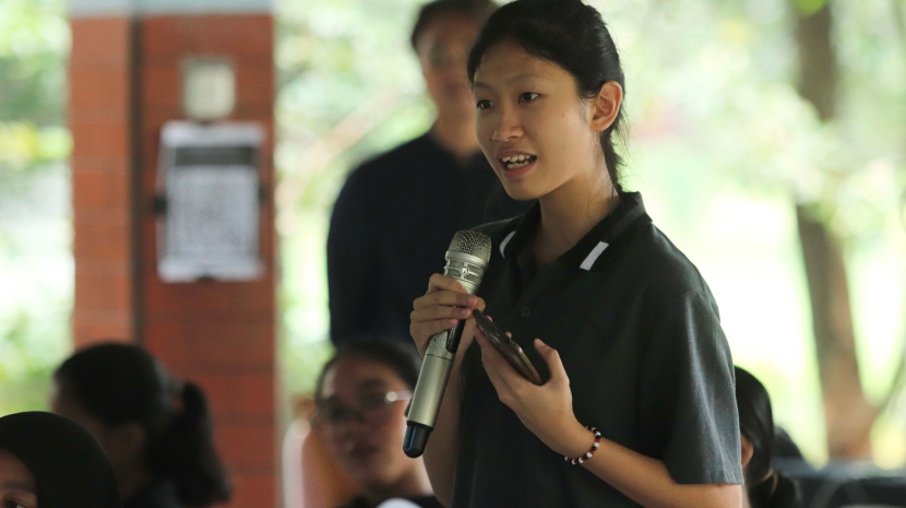 Salah satu remaja SOS Children’s Village antusias mengikuti kelas dan memberikan pertanyaan kepada pembicara dalam Kelas Literasi Finansial di SOS Children’s Villages Jakarta. (Foto: Great Eastern Life Indonesia)
