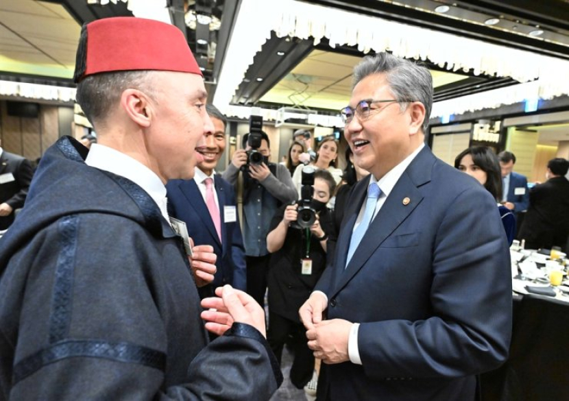 Menlu Korsel Park Jin dengan Duta Besar Maroko Chafik Rachad saat buka puasa yang diselenggarakan oleh Kemenlu Korsel di Seoul. Dok: Korea Times