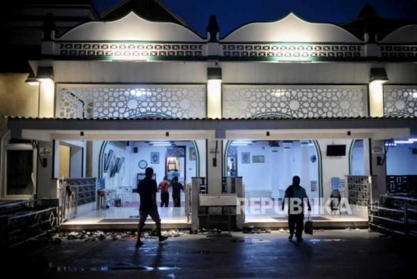 Warga saat akan melaksanakan shalat maghrib usai berbuka puasa di Masjid Jami Keramat Luar Batang, Jakarta Utara, Senin (27/3/2023). Doa<a href=