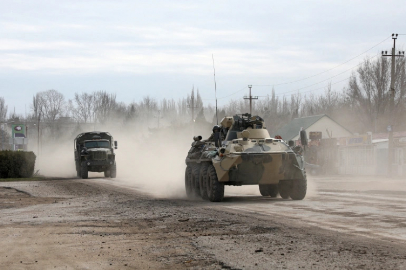 Pasukan Rusia bergerak menuju Ukraina di jalan dekat Armiansk, Krimea pada 25 Februari lalu.