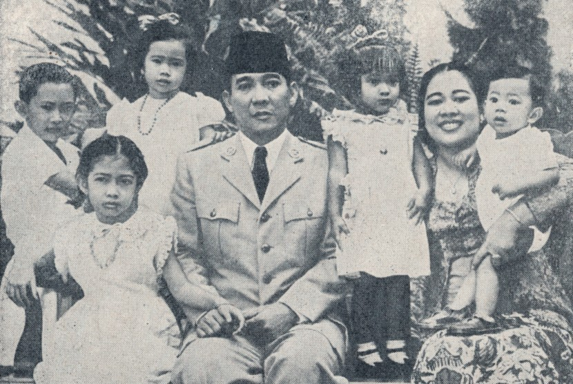 Soekarno dan Fatmawati bersama lima anaknya. Foto: Tangkapan layar.