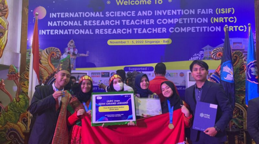 Siswa MAN 1 Medan, Sumatera Utara, yang terdiri dari Ahmad Surya Anshari, Nabila Rizki Matondang, Aisyah Noor Hakim, Nabila Putri Ammar Hasibuan, dan Siti Viola Mayandrie dan pembimbing riset Ahmad Zaki Mubarak, meraih emas di ajang International Science and Invention Fair (ISIF) 2022. Foto : pendis.kemenag