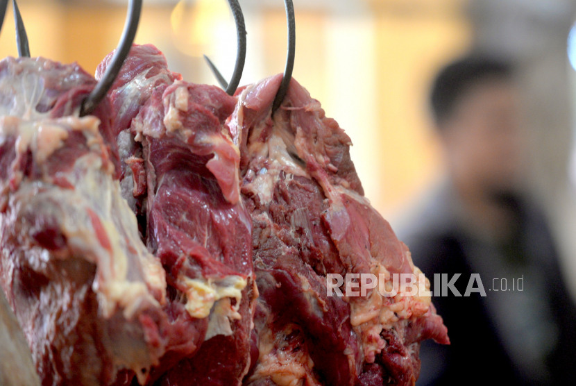 Daging Sapi Mahal. Mahalnya harga daging sapi membuat rendang terancam hilang dari daftar menu Nasi Padang. Foto: Republika.