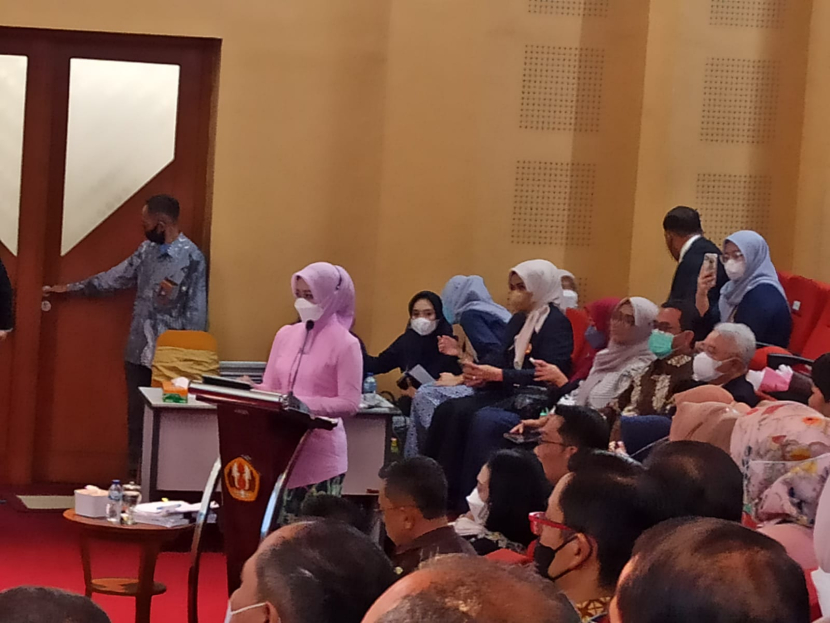 Atalia Praratya Ridwal Kamil mempertahankan disertasinya di depan penguji pada Sidang Promosi Doktor Ilmu Komunikasi di Bale Sawala, Universitas Padjadjaran, Jatinangor, Kabupaten Sumedang, Jawa Barat, Senin (10/10/22).