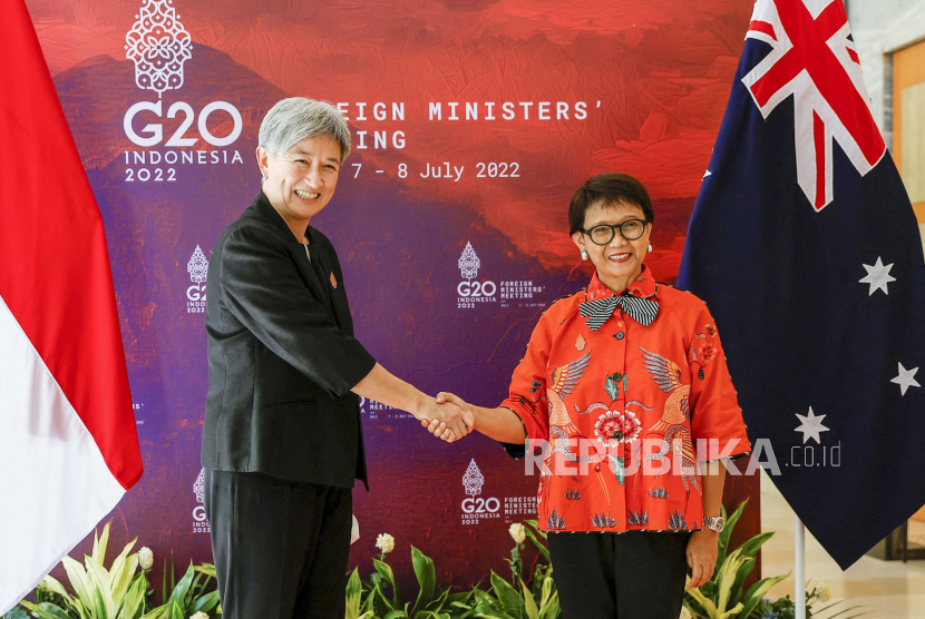 Menteri Luar Negeri Indonesia Retno Marsudi (kanan) berjabat tangan dengan Menteri Luar Negeri Australia Penny Wong (kiri) selama pertemuan bilateral mereka menjelang Pertemuan Menteri Luar Negeri G20 di Nusa Dua, Bali, Indonesia, 07 Juli 2022. (EPA-EFE/MAST IRHAM)