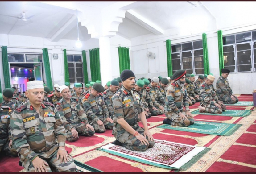 Letnan Jenderal D.P. Pandey, Perwira Umum Komandan 15 Korps melakukan sholat di Masjid Jammu & Kashmir Light Infantry Regimental Center (JAK LI RC) di Srinagar.