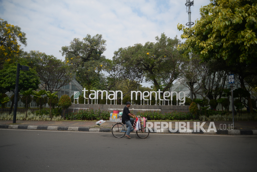 Taman Menteng menjadi salah satu tempat alternatif wisata keluarga. Foto: Republika.