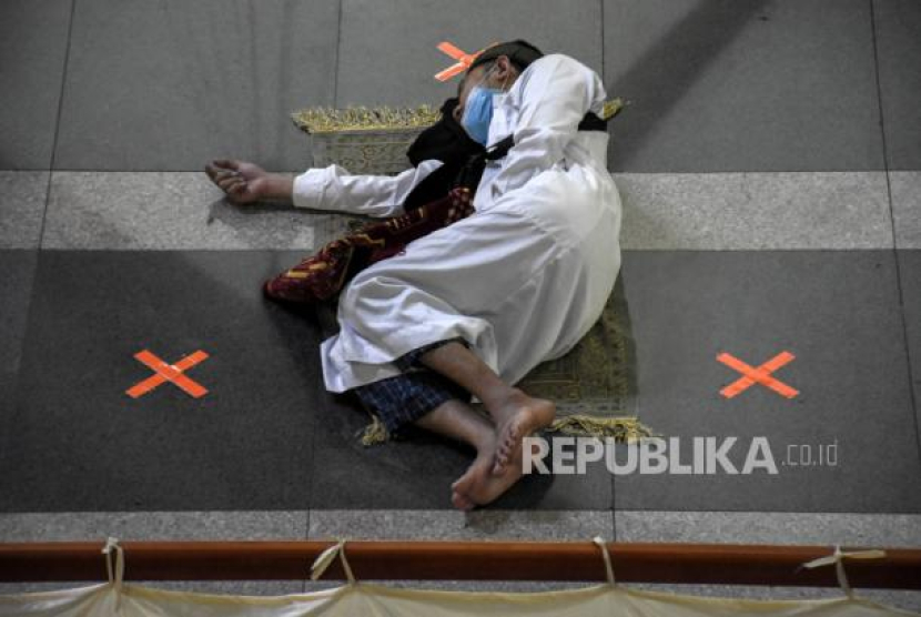 Ilustrasi. Umat muslim tertidur saat puasa Ramadhan. Memperlama Tidur Siang Saat Puasa Ramadhan, Bolehkah? Foto: Republika/Abdan Syakura