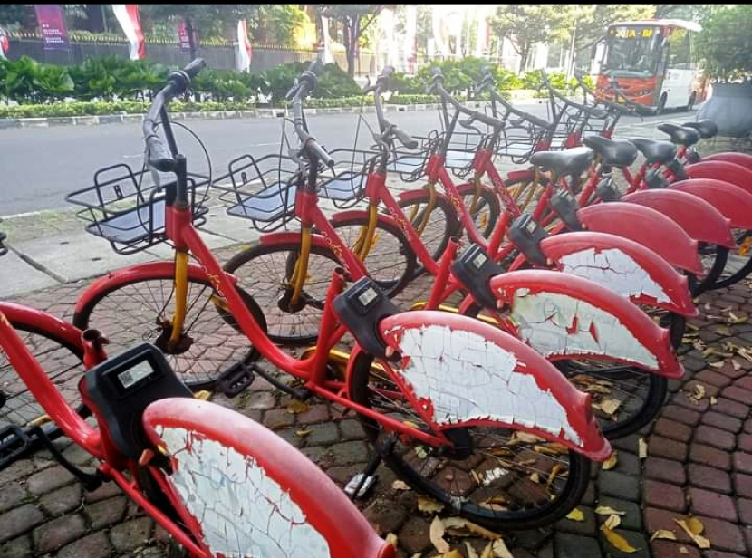 Sepeda sewa di Jalan H Agus Salim, Jakarta Pusat, yang raib sadelnya.
