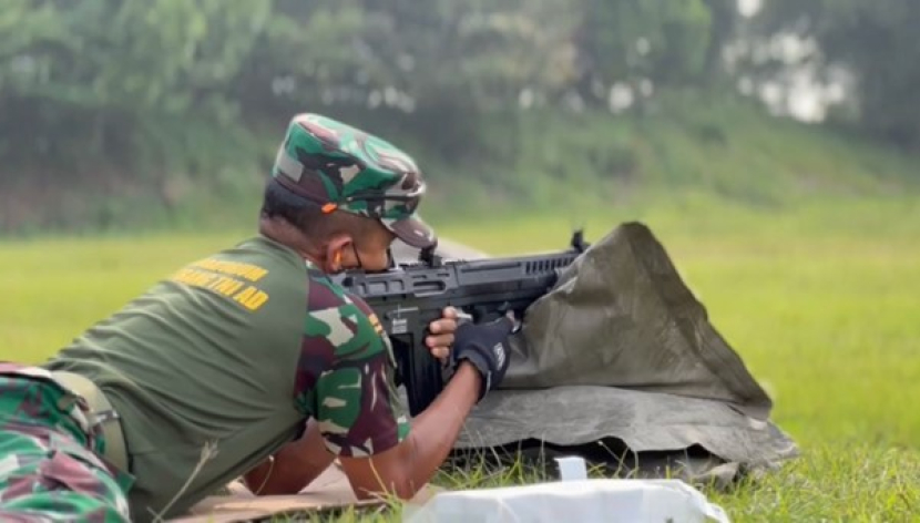 Badan Penelitian dan Pengembangan Kementerian Pertahanan (Balitbang Kemhan) melakukan uji fungsi prototipe senapan serbu IFAR 22 Kaliber 5,56 mm. Uji fungsi dilakukan di Laboratorium Litbang Angkatan Darat, Batu Jajar, Bandung, Jawa Barat. Kemhan Gelar Uji Prototipe Senapan Serbu IFAR 22, Bullpup Pertama Buatan Swasta. Foto: Balitbang Kemhan RI