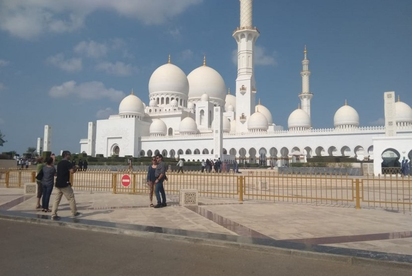 Masjid Raya Sheikh Zayed. Salah satu tanda kiamat adalah umat Islam bermegah-megah membangun masjid. Foto: Republika.