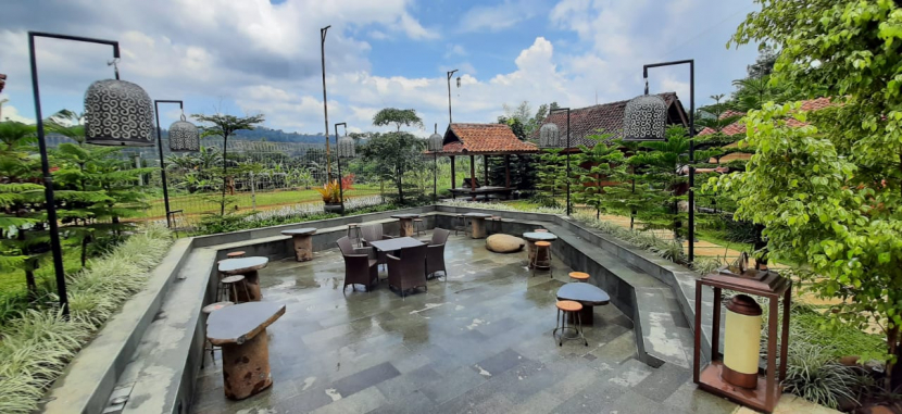 Salah satu spot tempat duduk di bagian outdoor Ngopi di Sawah, Gadog, Bogor.