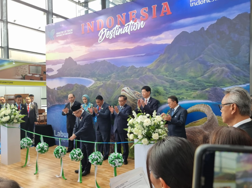 Wakil Presiden Indonesia Ma'ruf Amin membuka pameran China ASEAN Expo di Paviliun City of Charm Indonesia atau “Paviliun Komoditas Indonesia. (dok. Matapantura)