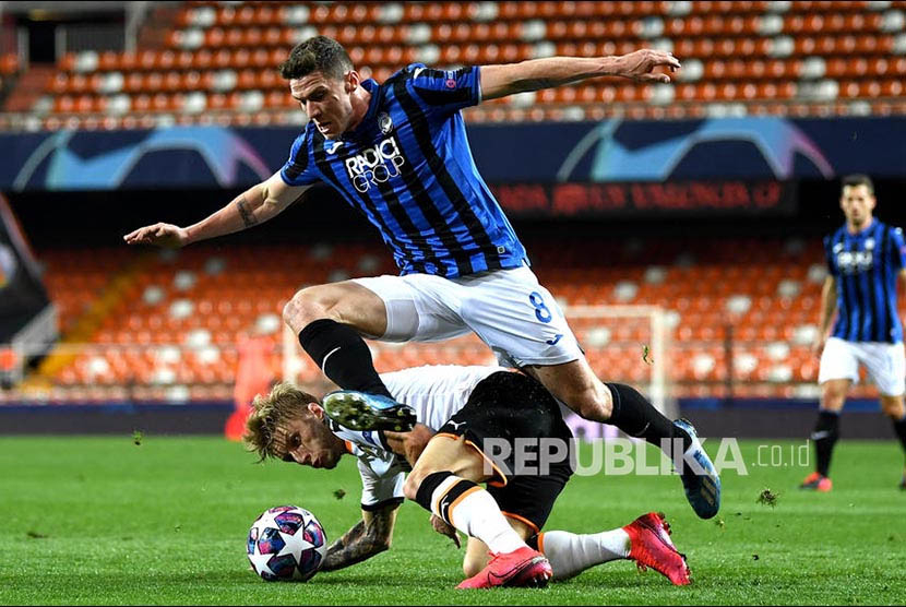 Inter Milan Datangkan Robin Gosens (atas) dari Atalanta. Ilustrasi