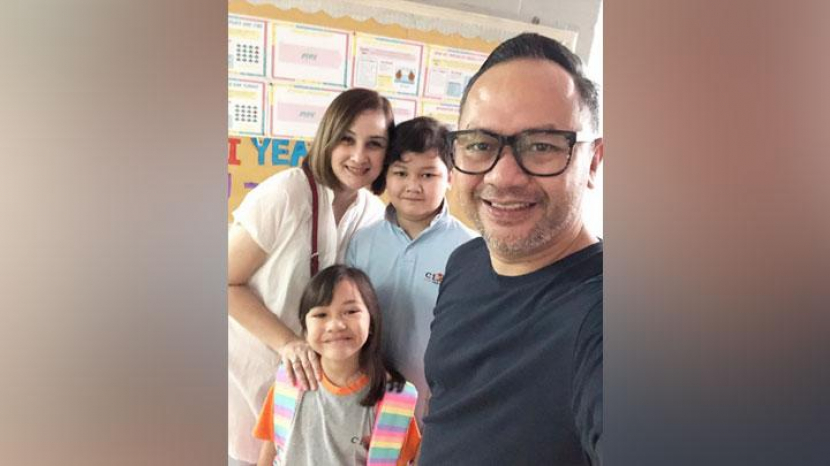 Pasangan selebritas Indra Brasco dan Mona Ratuliu bersama anak-anaknya (foto: instagram/monaratuliu).
