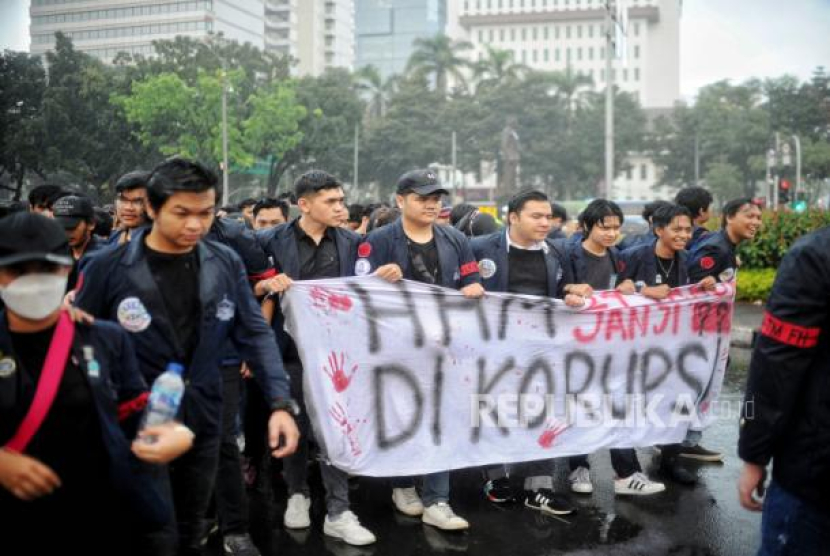 Mahasiswa Universitas Trisakti melakukan aksi di kawasan Patung Kuda, Jakarta, Kamis (12/5/2022). Aksi unjuk rasa tersebut dalam rangka memperingati 24 tahun Tragedi 12 Mei 1998 Trisakti sekaligus menuntut pemerintah atas kejelasan kasus HAM yang menewaskan empat orang mahasiswa Universitas Trisakti dalam peristiwa tersebut. Foto: Republika/Thoudy Badai