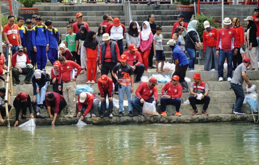 Penebaran benih ikan di Sungai Cimanuk Lama Indramayu. (Dok Diskominfo Kabupaten Indramayu)