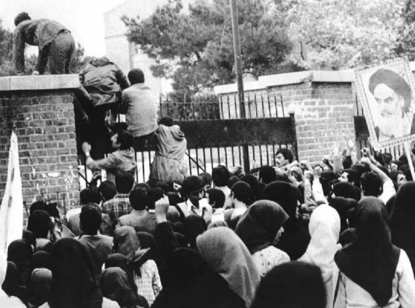 Para pengunjuk rasa mahasiswa memanjat gerbang Kedutaan Besar AS di Teheran pada tanggal 4 November 1979. / Wikimedia Commons