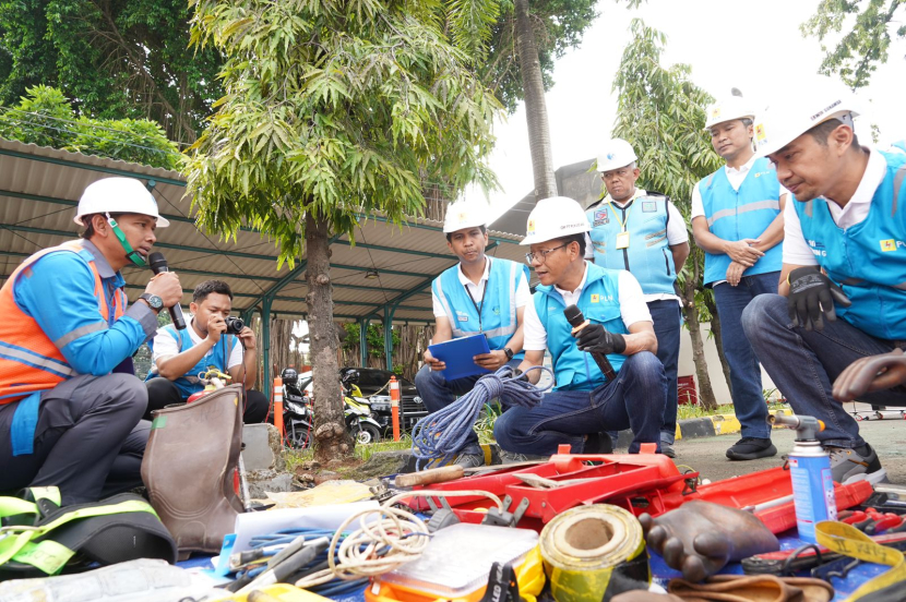 Check point peralatan K3 dan peralatan kerja Yantek dilakukan langsung oleh General Manager PLN UID Jakarta Raya, Lasiran didampingi seluruh Senior Manager dan Direktur Perusahaan Mitra Kerja Yantek. (Dok. Matapantura.republika.id)