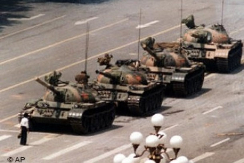 Dalam file foto tanggal 5 Juni 1989 ini, seorang pria yang kemudian dijuluki Tank Man, berdiri sendirian di depan barisan tank yang menuju ke timur di Changan Blvd Beijing, di Lapangan Tiananmen, Beijing. Foto: AP Photo/Jeff Widener 