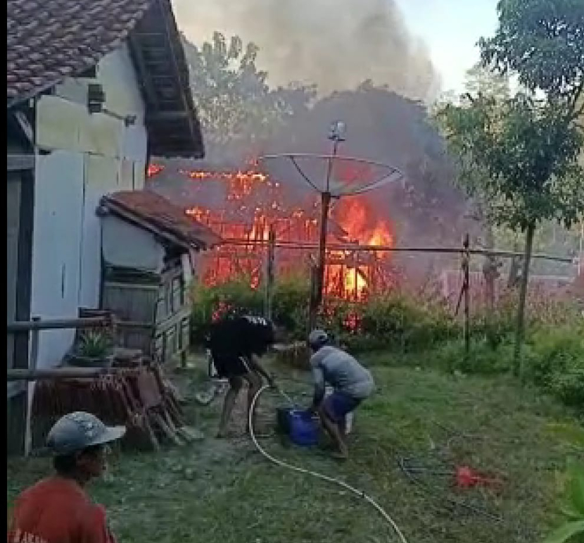 Kebakaran rumah milik Kastirah. (Dok Pemadam Kebakaran Kabupaten Kuningan)