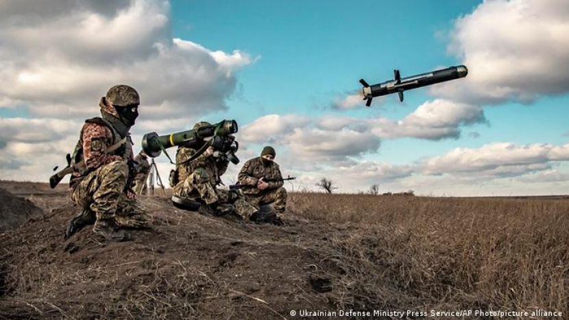 Pasukan ukraina melepaskan rudal ke arah pasukan Rusia. (foto.dw.com)