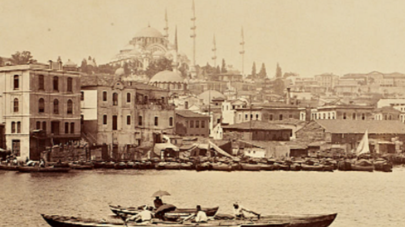 Para pendayung perahu di pantai di depan Kota Istambul di masa lalu. Lihat kemegahan masjid dan menara terlihat sangat jelas. Bila Maghrrib tiba aluranan suara adjan bersahutan.
