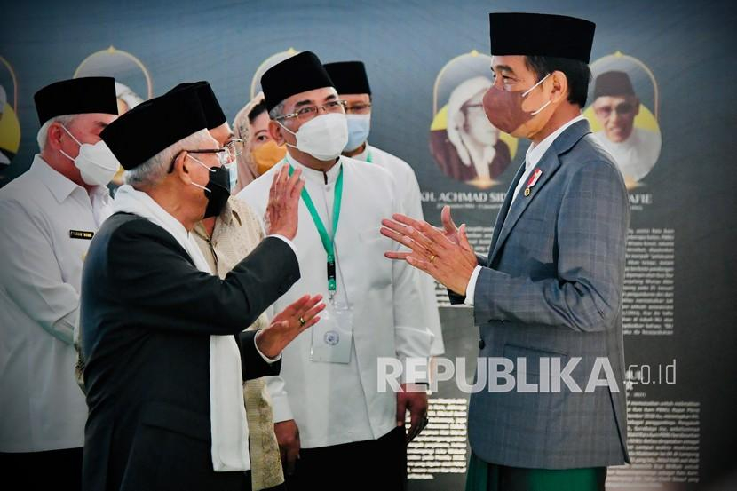 President Joko Widodo was talking with the Vice President KH Maruf Amin and the Chairman of NU KH Yahya Staquf in the middle of A Century of NU Anniversary.