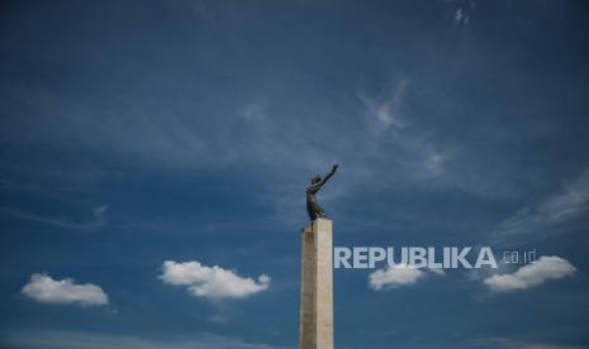 Langit Jakarta. Mengapa langit berwarna biru dan saat senja berubah menjadi jingga? Foto: Dok Republika