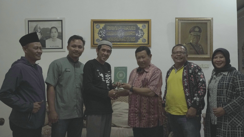 Badan Wakaf Alquran (BWA) menyerahkan Alquran wakaf kepada mantan Kepala Bareskrim Polri Komjen Pol Susno Duadji (ketiga dari kanan) di rumahnya,  Pagar Alam, Sumatera Selatan (Sumsel), Kamis (28/9/2022).