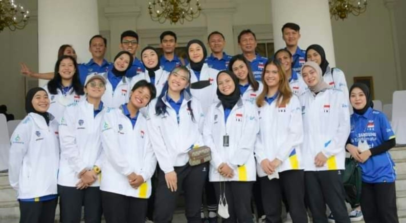 Tim bola voli putri Bandung bjb Tandamata yang mewakili Timnas Indonesia menempati posisi ketiga ASEAN Grand Prix 2022 setelah mengalahkan Filipina yang berlangsung di Korat Chatchai Hall, Kota Nakhon Ratchasima, Thailand, pada Ahad (11/09/2022). Foto: FB Ridwan Kamil 