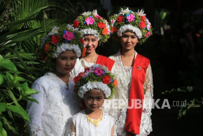Sejumlah gadis mengikuti upacara adat Ngarot di Desa Lelea, Indramayu, Jawa Barat (Antara/Dedhez Anggara)