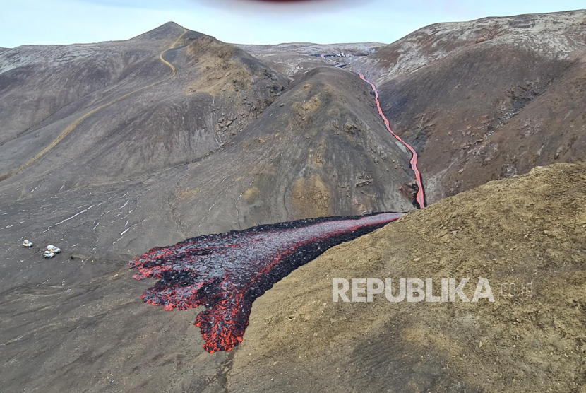 Ilustrasi gunung api yang meletus dan memuntahkan lahar. Dok. Republika