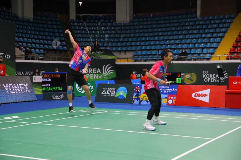 Hendra Setiawan/Mohammad Ahsan mengalahkan pasangan Korea, Chan Choo/Jin Choo di babak pertama Korea Terbuka 2022.