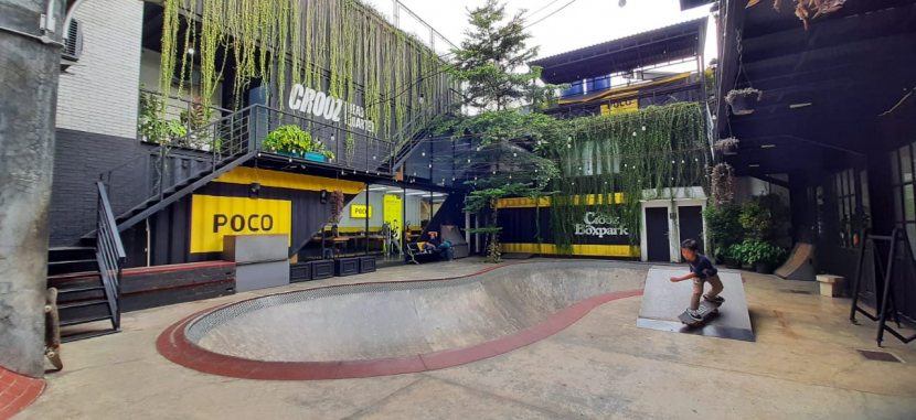  Di Box Park yang ada di dekat Kalibata, bisa shopping, ngopi sambil main skateboard dengan gratis.