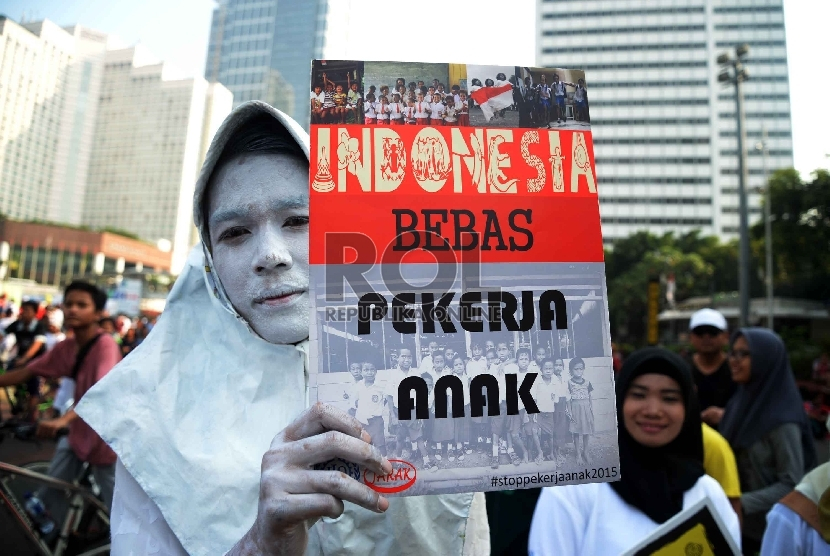 Sejumlah massa melakukan aksi menentang pekerja anak saat digelarnya car free day di kawasan Bundaran Hotel Indonesia, Jakarta, Ahad (14/6). (Republika/Yasin Habibi)