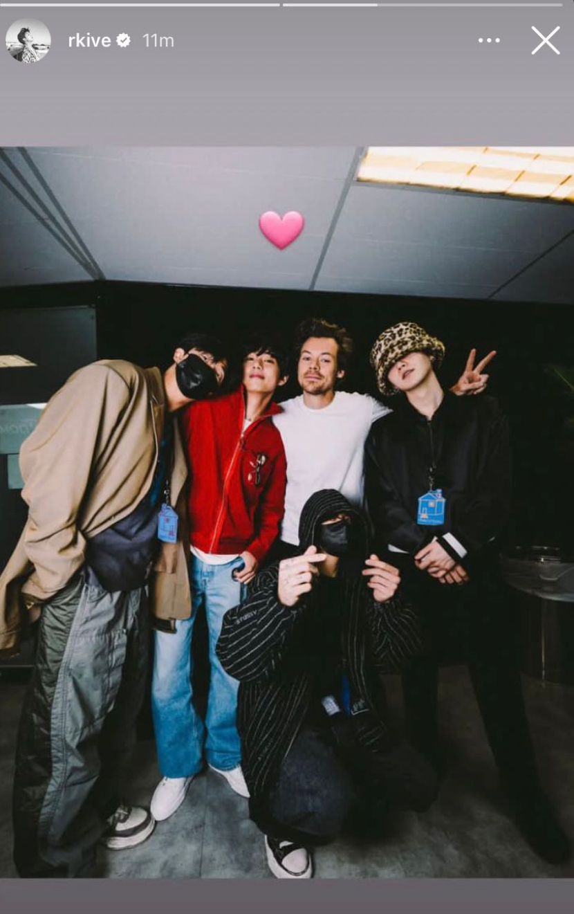 RM, Suga, V dan Jungkook berfoto bersama Harry Styles usai konser Harry Love On Tour 2023 di Seoul, Korea Selatan. Dok: Tangkapan layar Instagram @rkive