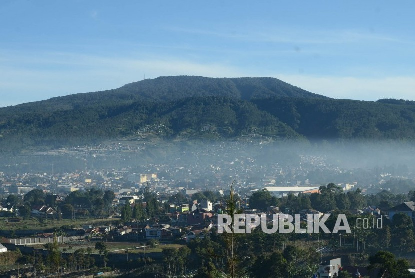 Lava dari letusan Gunung Tangkuban Parahu menjadi penyebab tersumbatnya air Sungai Citarum yang melahirkan sebuah danau di wilayah cekungan. Foto: Republika.co.id