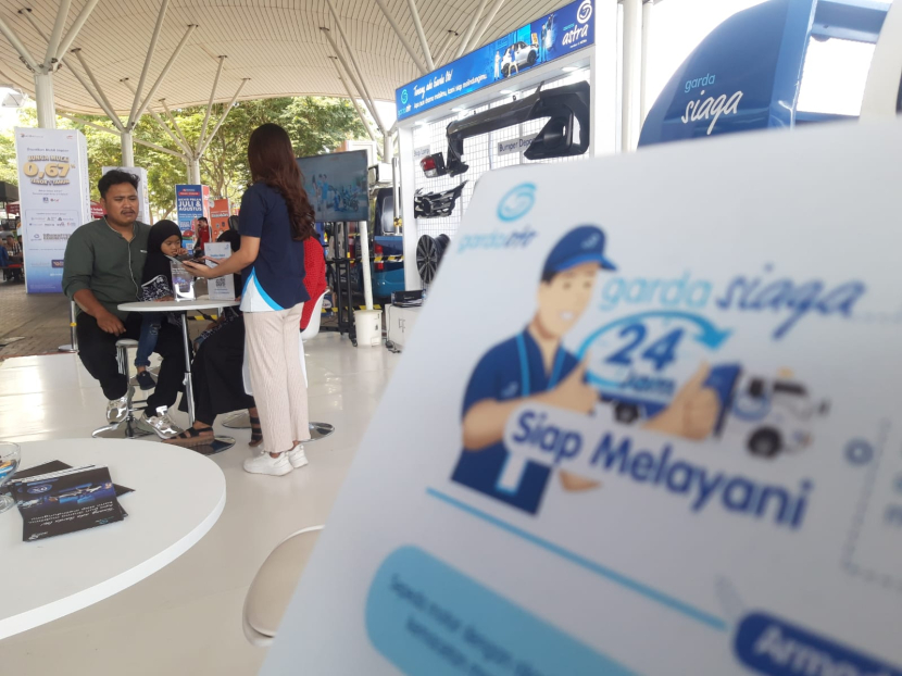 Gerai Garda Oto menggelar aktivasi games tebak harga perbaikan dan premi asuransi mobil di activity booth Garda Oto, Hall 10.