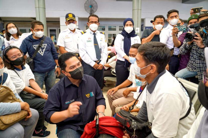 Menteri BUMN Erick Thohir menyapa penumpang Program Mudik Aman Mudik Sehat Bersama BUMN di Stasiun Pasarsenen, Sabtu (30/4). (Foto: Humas PT KAI)